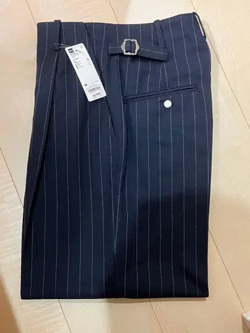 GU beautiful people 턱 와이드 팬츠 스트라이프 네이비