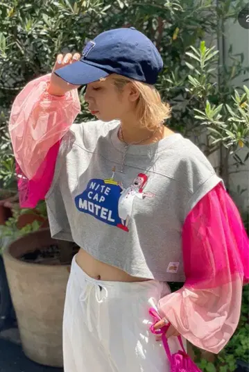 완판 헬로 샌프란시스코 콜라보 ASS 튤 티어드 슬리브 TEE