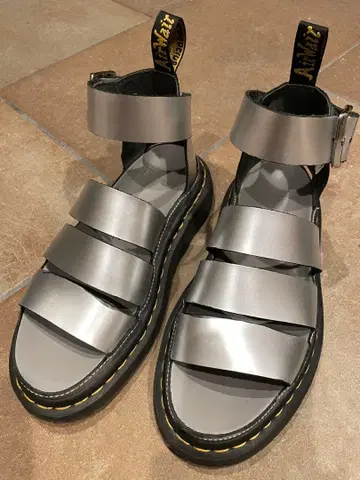 새상품급 닥터마틴 실버 스트랩 샌들