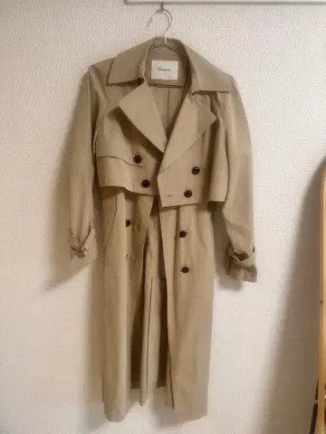 베이지 더블 브레스트 트렌치코트