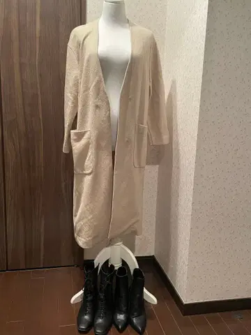 베이지 롱 코트 앞 포켓 부착