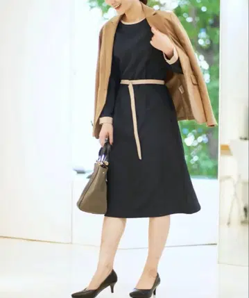 벨트 부착 바이컬러 I라인 원피스 a.v.v 아베베 네이비