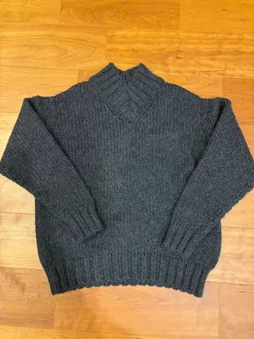 클리닝 완료 AURALEE 다크 그레이 V넥 니트 스웨터