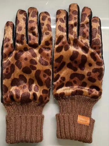 레오파드 무늬와 가죽 장갑