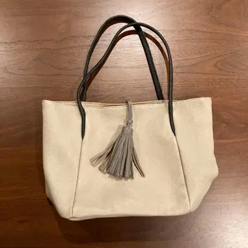 태슬 포함 라이트 그레이 토트백 소가죽