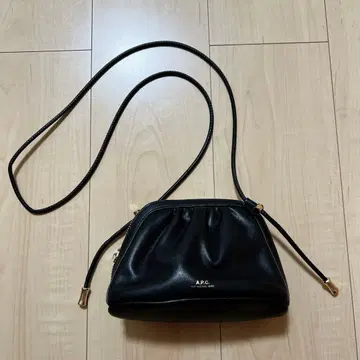 A.P.C. 숄더백 블랙