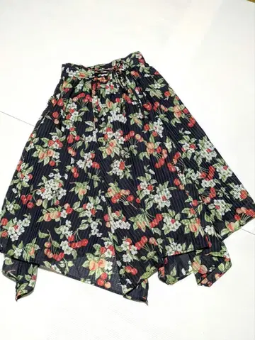 쿠튀르 브로치 체리 패턴 비대칭 플레어 스커트