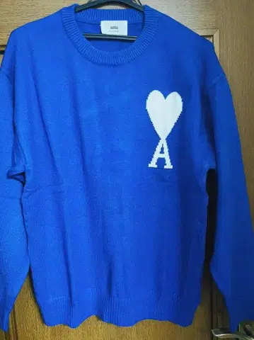 ami 파란색 하트와 A 모티브 니트 스웨터