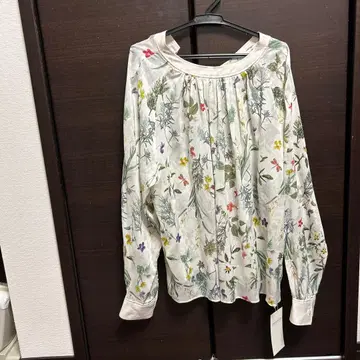 TOMORROWLAND 투모로우랜드 프린트 넥 개더 블라우스