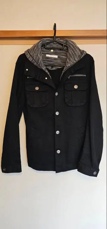 후드 부착 블랙 자켓