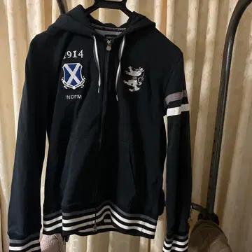 어드미럴의 후드티입니다.