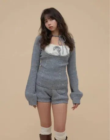 andmary Raven gather set up gray