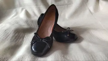 블랙 리본 포함 플랫슈즈