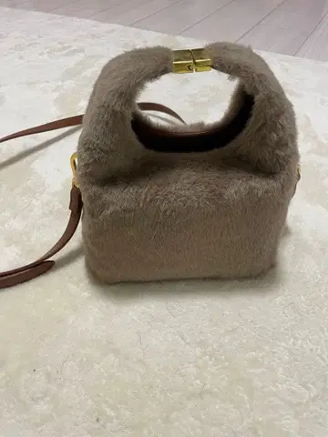 베이지 퍼 숄더백 박스형