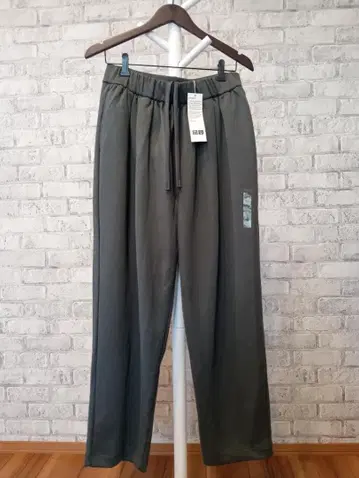 L 유니클로 새상품 맨투맨 개더 팬츠 루즈핏 다크 그린