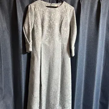 index 엠보싱 가공 꽃무늬 7부 소매 무릎 기장 원피스