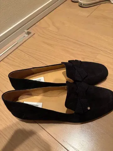 블랙 스웨이드 펌프스 리본 포함