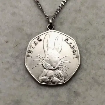 피터 래빗 영국 코인 목걸이 착용 OK