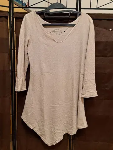 리틀 이글 베이지 V넥 7부 소매 튜닉