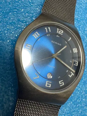 BERING 티타늄 아날로그 손목시계 파랑
