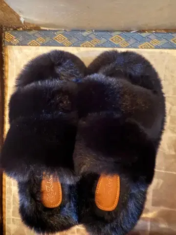 퍼 소재 블랙 샌들