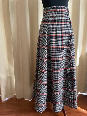 체크 무늬 플레어 스커트 사이드 리본