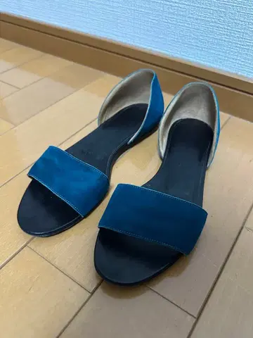 블루스 에이드 플랫 샌들