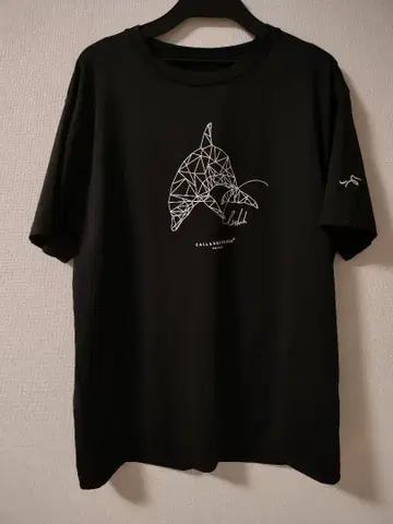 기하학 패턴 돌고래 T셔츠 블랙