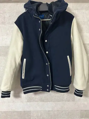 후드 부착 네이비 아이보리 바시티 자켓