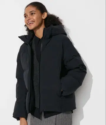 유니클로 심리스 다운 후드티 다운 자켓 유니클로 블랙 블랙