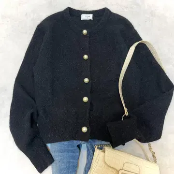 최근 모델 슬로브 이에나 알파카 혼방 샤기 펄 단추 가디건 블랙