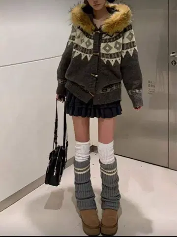 기하학 패턴 퍼 니트 스웨터