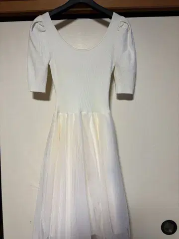 화이트 반팔 원피스 쉬폰