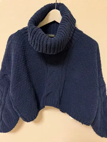 한국 CLIGE 네이비 크롭 기장 터틀넥 니트