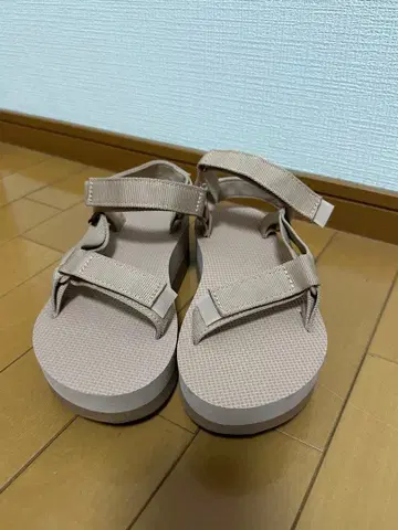 베이지 통굽 스트랩 샌들 Teva