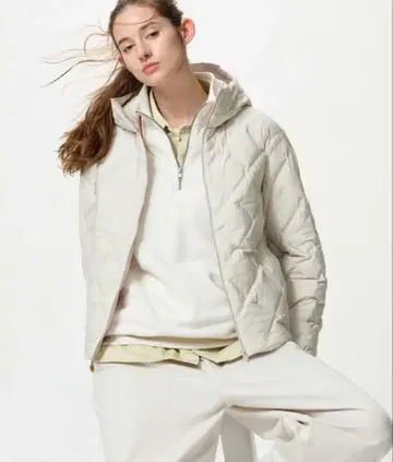 유니클로 퍼프 테크 후드티 내추럴 다운 블루종