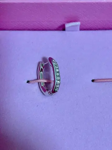 스와로브스키 후프 귀걸이 ( 한쪽만, 박스 있음 )