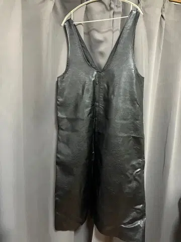 인조 가죽 오버롤 스커트 원피스 블랙