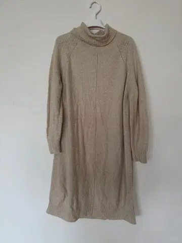 자유구 베이지 터틀넥 니트 원피스