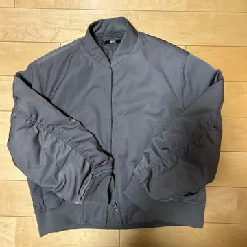 유니클로 봄버 자켓 카키