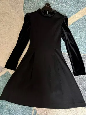 블랙 긴팔 플레어 원피스