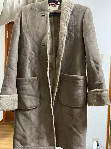 후드 부착 브라운 무스탕 코트