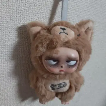 곰 인형옷의 심술궂은 인형