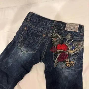 자수 장식 다크 블루 부츠컷 데님