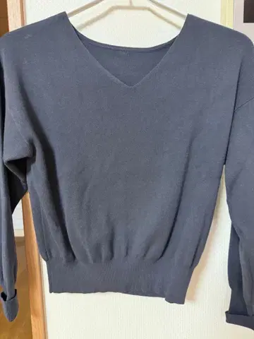 다크 그레이 V넥 스웨터와 네이비 TOPS 세트