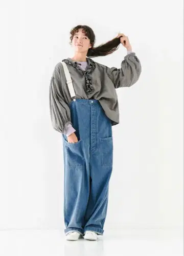 네스트로브 플라워 칼라 블라우스 차콜 그레이