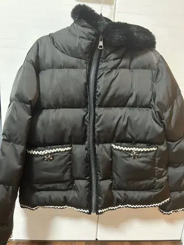 퍼 달린 블랙 다운 자켓
