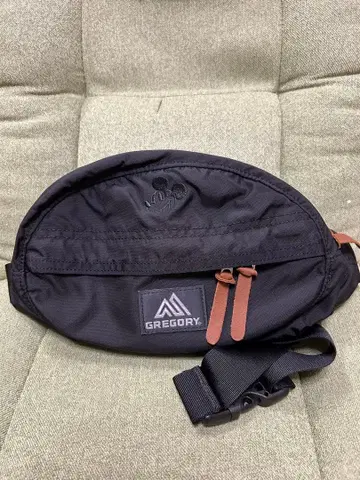 GREGORY 미키 자수 바디백 블랙