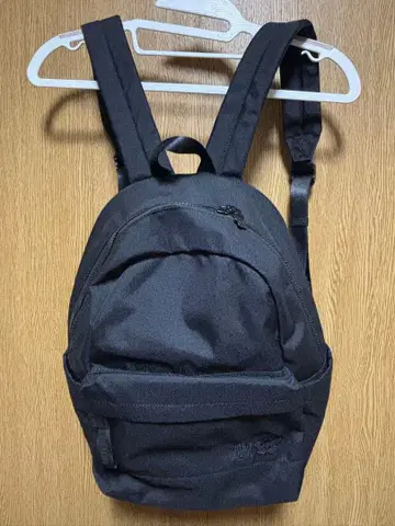 MANY QUANT 올 블랙 심플 로고 백팩