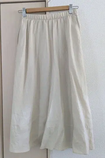 린넨 베이지 무릎 기장 스커트